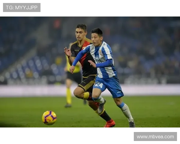 足球明星与哥斯拉的惊人相似之处引发球迷热议与幽默讨论 足球明星与哥斯拉的惊人相似之处引发球迷热议与幽默讨论