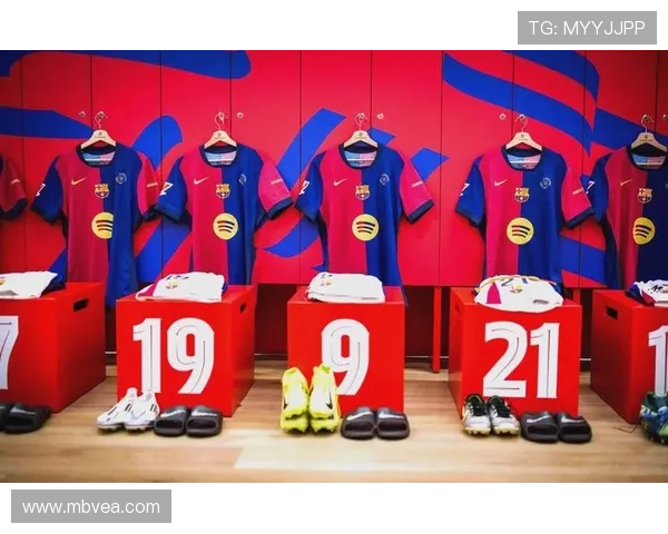 足球明星亲自赠送球裤照片分享球迷热情与运动精神 足球明星亲自赠送球裤照片分享球迷热情与运动精神