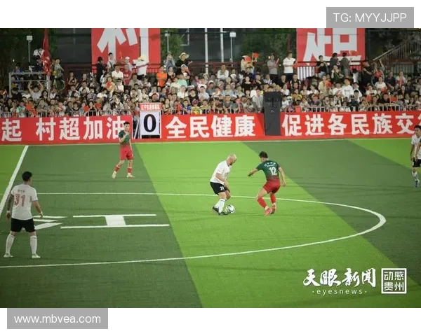 在城市的高空舞台上追逐梦想的足球明星故事 在城市的高空舞台上追逐梦想的足球明星故事