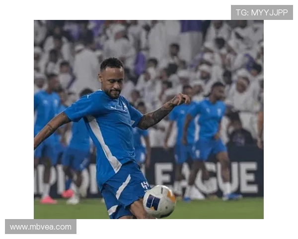 足球明星在比赛中意外受伤的瞬间视频引发球迷热议与关注 足球明星在比赛中意外受伤的瞬间视频引发球迷热议与关注