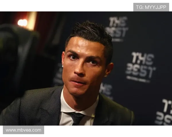 足球场上的歌声与球技的反差谁是唱歌最差的足球明星